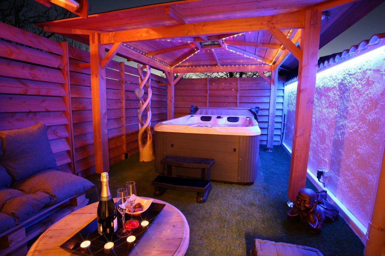 Lovina Chambre De Charme Avec Jaccuzi Velaux Buitenkant foto